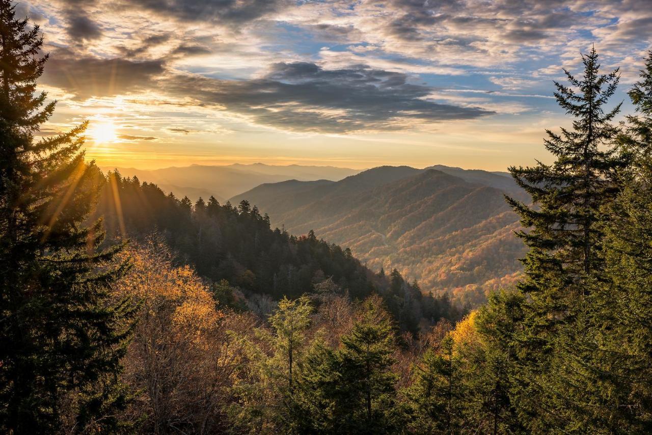 Between Here & There, 3 Bedrooms, Sleeps 6, Views, Hot Tub Gatlinburg Kültér fotó